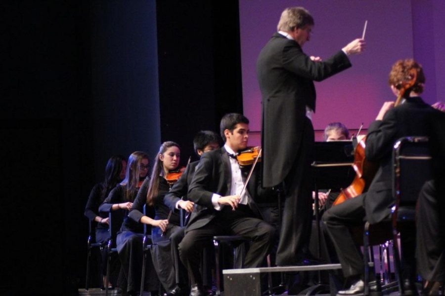 Music+teacher+Wendell+Simmons+conducts+the+Dreyfoos+Philharmonic+Orchestra.+Featured+as+first+chair+violin+is+strings+senior+Javier+Otalora