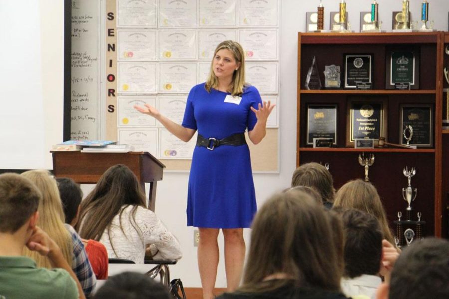 Channel 5 News reporter Ashleigh Walters  speaks to communications freshmen.