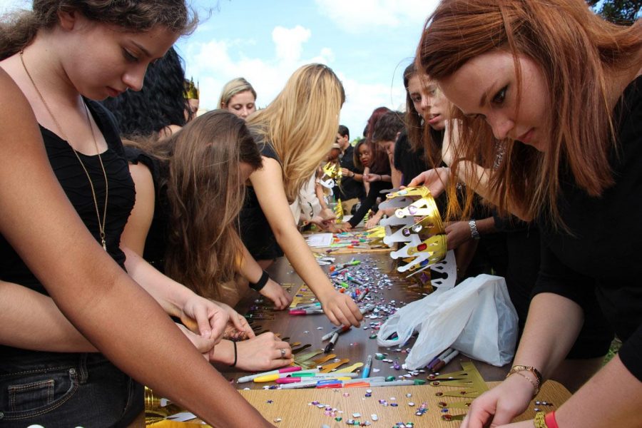 Last Friday (11/8) seniors gather at tables set up by Freshman Hill to get their senior crowns and decorate them. This has been a Dreyfoos tradition for years.