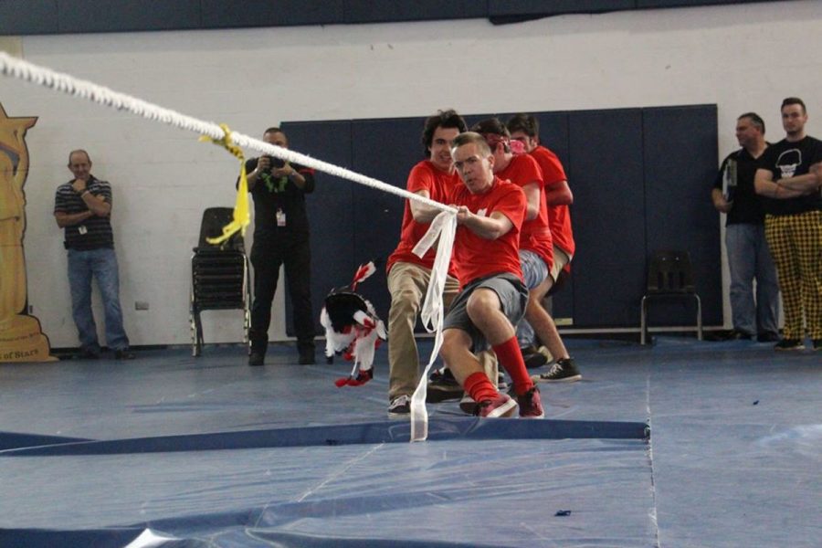 Juniors competing in the Tug of War with the ribbon on the rope in memory of Alex Berman. 