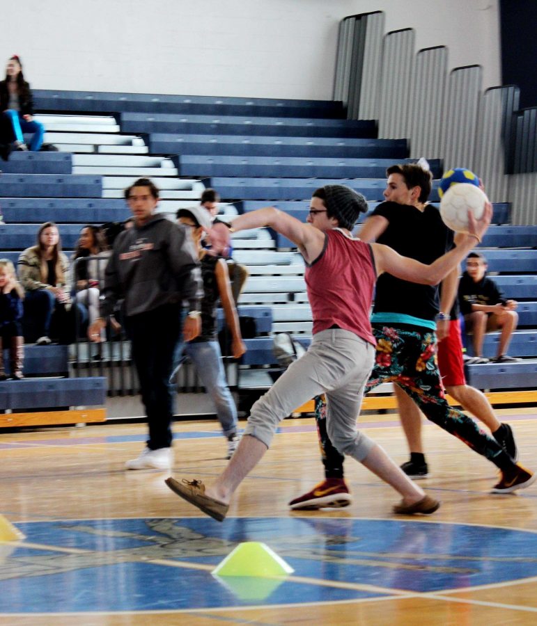 Keyboard junior Nick Baldwin lines up a throw to the underclassmen side in a game of dodge ball. Juniors and seniors teamed up against freshman and sophomores.
