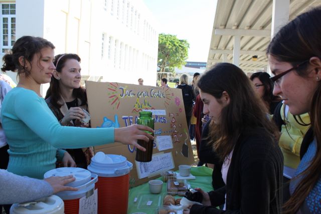 Members of the Environmental Club sell tea and cookies to benefit Syrian refugees with things they need. Students received a discount if they brought their own cup or bottle.