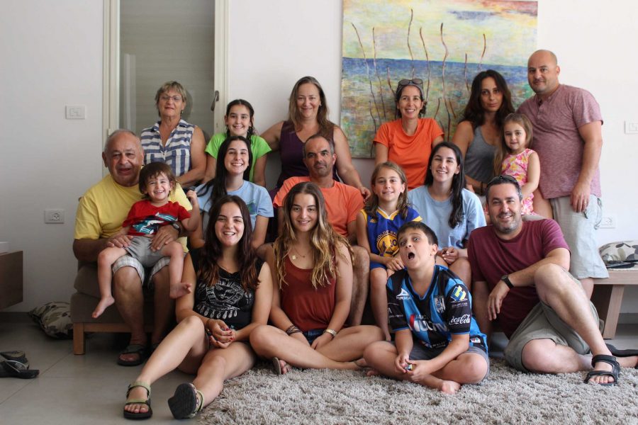 Communications+junior+Tom+Kapitulnik+with+her+entire+family+in+Israel%2C+where+she+plans+on+living+while+taking+a+gap+year.