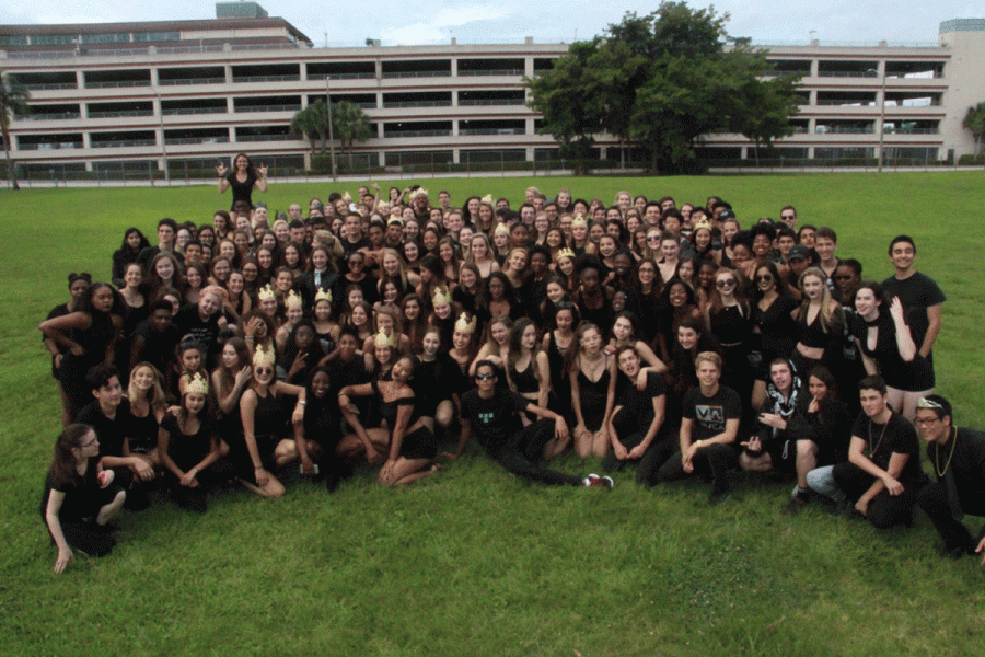 Dreyfoos+Class+of+2017+poses+for+their+first+senior+blackout+photo.+It+was+pretty+fun%2C+theatre+junior+Bethany+Hoffman+said.+It+was+not+as+hype+as+pep+rally+yet+but+we+will+get+there.