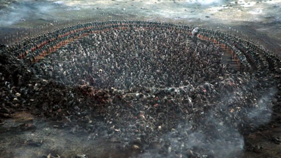 The Bolton Army forms a phalanx around the remaining Wildlings in Jon Snow’s army.