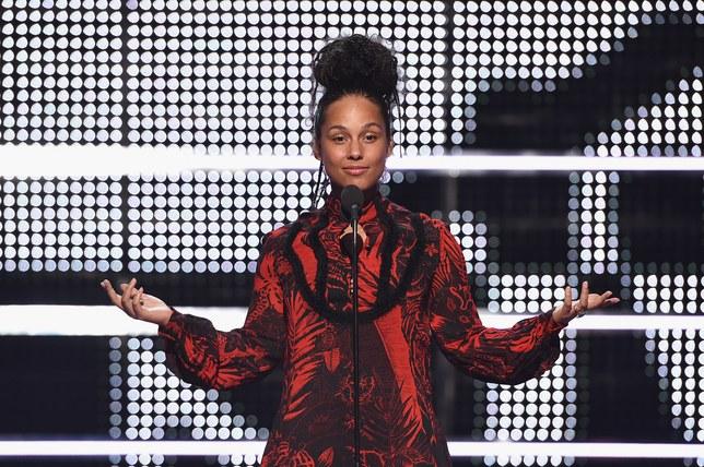 Alicia Keys recites a poem for the 53rd anniversary of MLK’s “I Have a Dream Speech” before revealing who the winner for “Best Male Video” was.