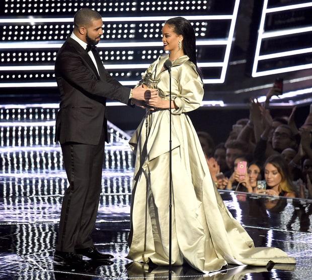 Rihanna+accepts+the+Michael+Jackson+Video+Vanguard+Award+after+her+last+performance%2C+presented+to+her+by+Drake%2C+who+professed+his+love+for+her.