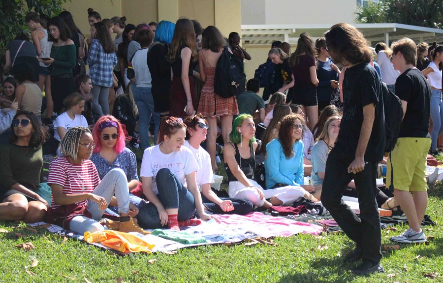 Students+gather+for+the+first+art+sale+of+the+year+during+lunch+on+Freshman+Hill.