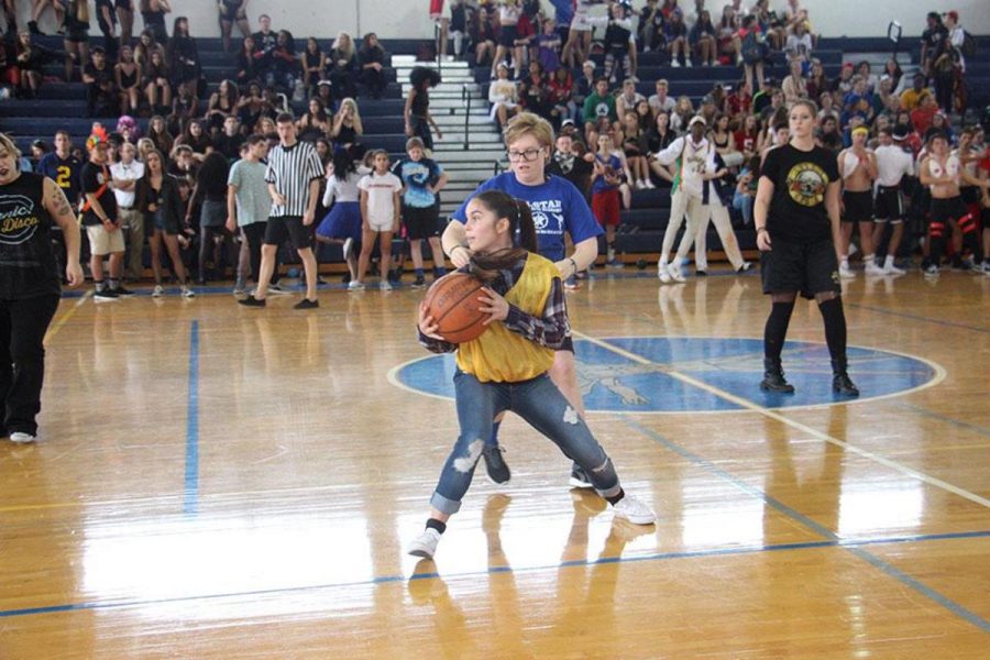 The freshman and junior powderpuff basketball team took the win with a final score of 8-2 against the sophomore and senior team. 