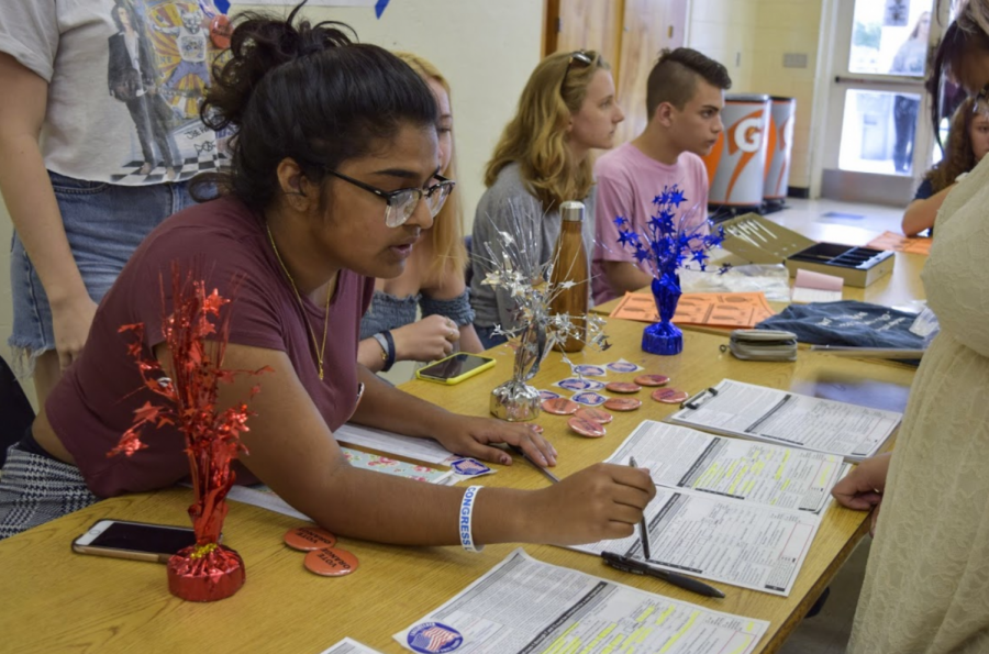 Communications+senior+Kavyasree+Chigurupati+instructs+a+student+registering+to+vote+on+Oct.+5+as+part+of+a+week-long+initiative+by+Students+Against+Gun+Violence+to+advocate+for+gun+reform.++%0A