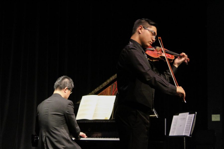 Hakkarainen’s and Mr. Lin’s performance was an artistic conversation. In strings senior Elliot Weber’s program notes, they write that the Mozart Sonata K 526 “diverges from the traditional sonata by opening with a duet between the violin and piano,” indicating that the two instruments have “equal importance.”