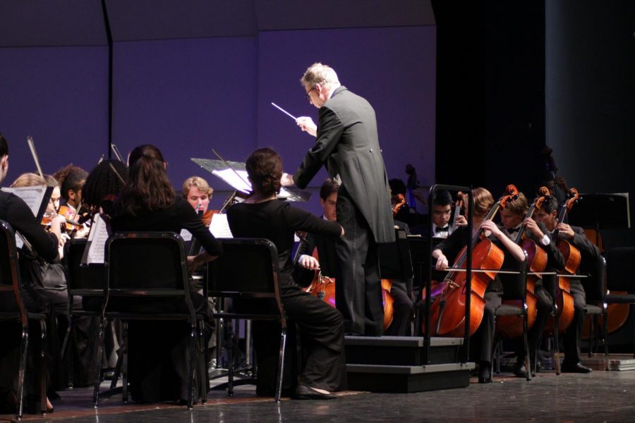 Mr. Simmons conducts the ensemble, leading them through lengthy pieces and various harmonies. The breaks between the sections of the songs were filled by quiet murmurs from the audience. The final piece, “Superman,” received a standing ovation. 