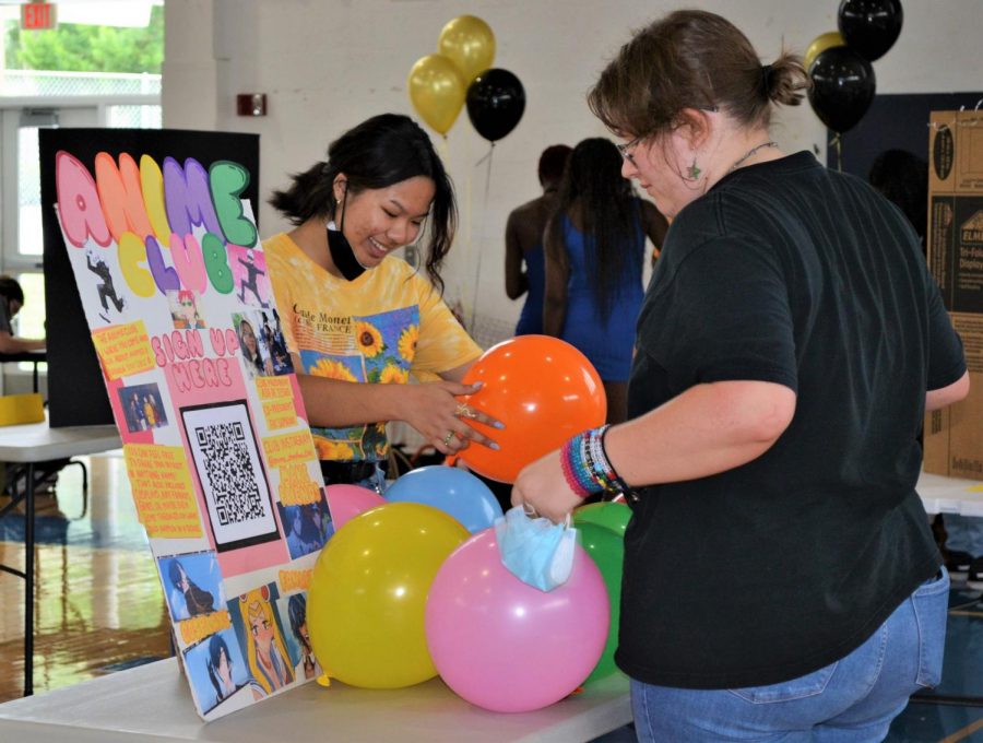 Last Wednesday, club officers stayed after school to prepare for the annual Club Rush. They decorated their tables with colorful balloons, posters, and candy to accompany their designated table. As SGA Co-President, communications senior Christian Chantayan was responsible for helping set up the gym and organize the logistics for the event. “Many students weren’t able to find sponsors for their club, and many students separately came up with duplicate club ideas, so SGA had to find club sponsors and help merge similar clubs,” Chantayan said. “It was a lot. Im just glad I have an amazing team of people who stepped up when we needed them in order to make it happen.” 