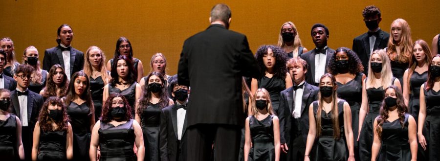 Vocal director Kent Taylor leads the fifth-hour chorus in their performance of “Lux Aurumque.” Translating to “Light and Gold,” this piece diverged from the more traditional, well-known holiday pieces featured in the show.