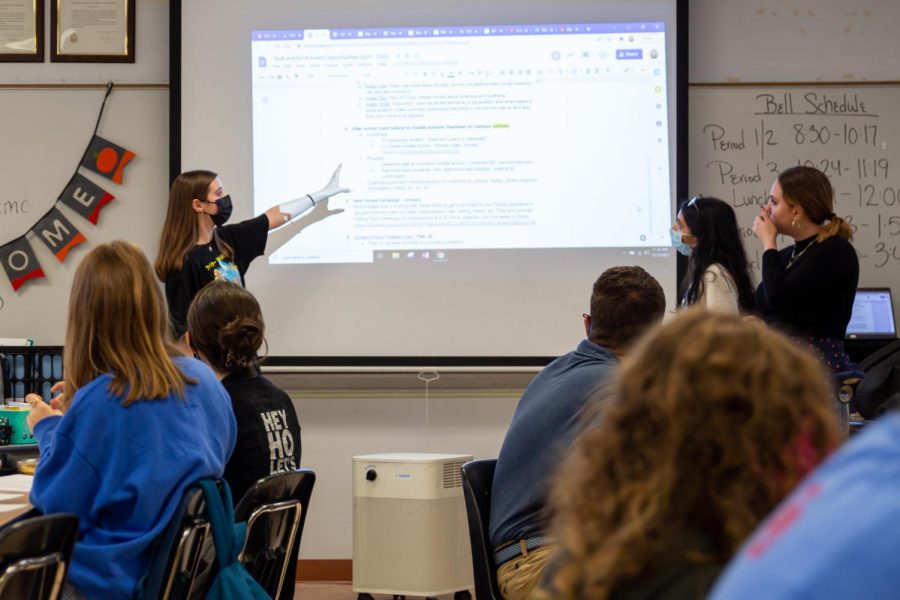 Quill and Scroll members turn towards the board as communications senior Willow Hackett presents the various event opportunities the honor society will host. 