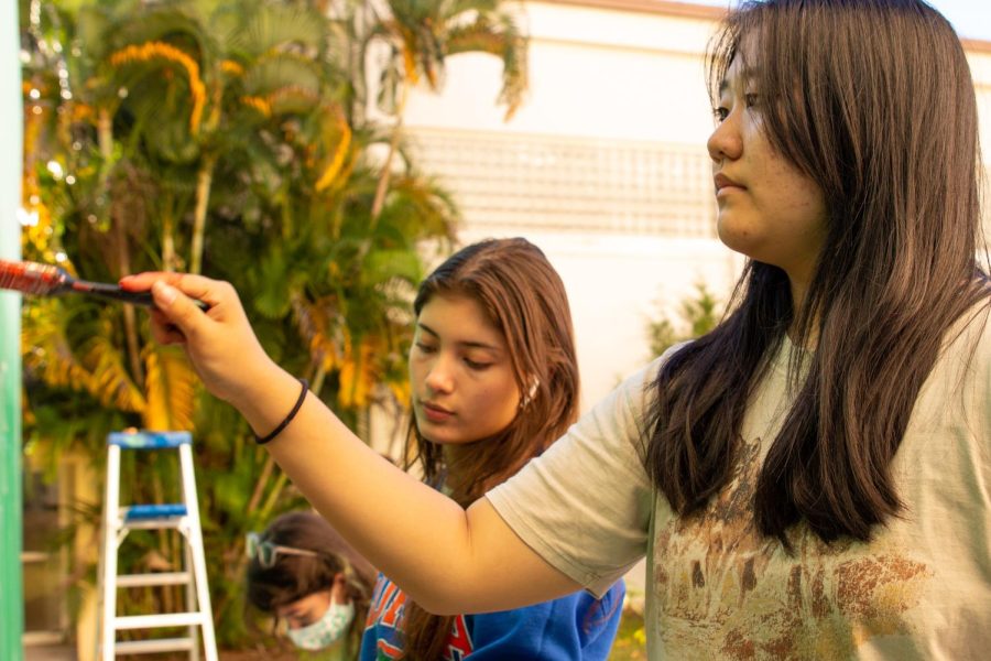 Visual freshman Rebecca Chen and theatre junior Paula Navarrete paint tomatoes as part of the new Good Thyme Gardening Club mural between buildings 3 and 4. This was the club’s first on-campus mural, so visual senior and Mural Painting Society co-vice president Gyongy “Lili” Szaszvarosi’s hopes that this project sets a “precedent for other clubs to collaborate” and helps to create “a single community (within Dreyfoos).” “Murals really help build a sense of community in physical spaces,” Szaszvarosi said. “When you have a lot of people, especially who are part of the community, working to turn a blank wall into something else, it really does make it feel more personal to the people who exist in that space. In the case of this mural, it’s the students themselves who are painting it and deciding to make the space more visually interesting.”


