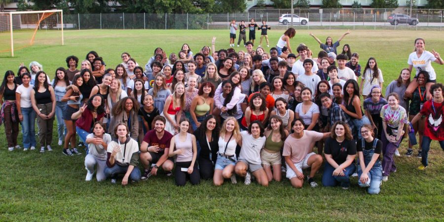 After announcing their names and roles, vocal department officers ran to the front row, and the vocal students gathered for a group photo. 