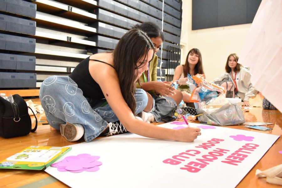 Carefully tracing the letters of her poster, co-president of the Colleen Hoover Book Club, and communications sophomore Kendall Smith, prepares for Club Rush. “We felt like there’s a huge community of people, especially in highschool, that really enjoy Colleen Hoovers books and all the different layers behind them,” said Smith. “We wanted to create a fun and safe space to talk about them.”
