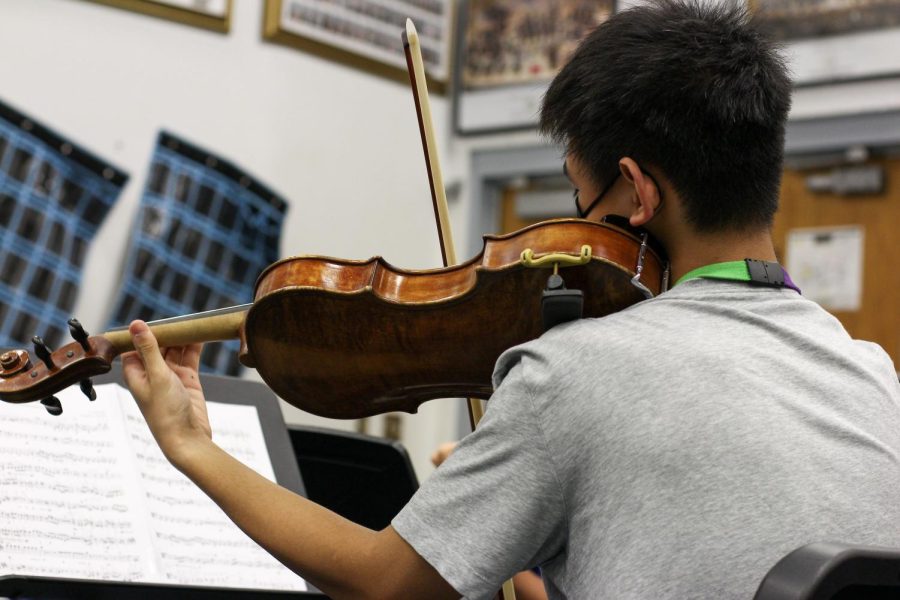 Jeffrey Bai focuses on the music as he plays “Sleigh Ride” along with the rest of the ensemble. “You get to pick your own groups with your own friends so its a fun rehearsal time, because you chose the people that you want to be with,” Bai said. 
