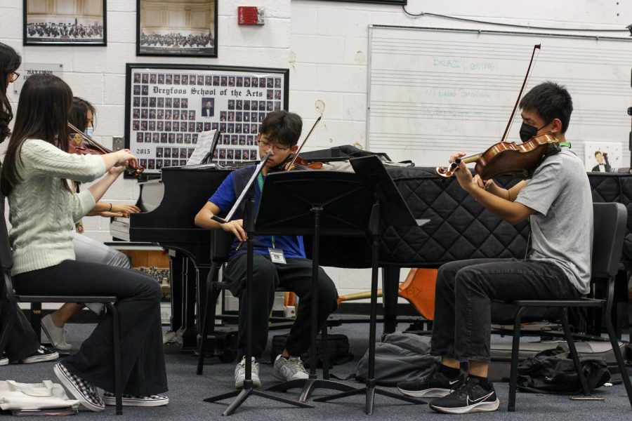 Strings sophomores Mia Hakkarainen, Andrew Zhu, and Jeffrey Bai sit in a semicircle as they practice for their small ensemble performance for this year’s annual Prism show. The group gathered in the band room for a quiet space to play. “It took a little bit for us to get it together,” Hakkarainen said. “We met every few weeks at Josetta’s (a pianist in the ensemble) house, and we just rehearsed and put our parts together slowly, and eventually, we were able to play it.”
