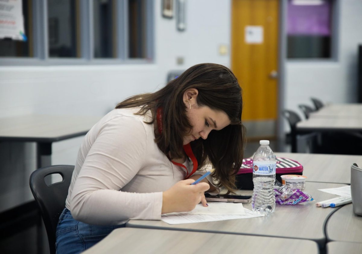 Drawing a picture, vocal junior Grace Little makes a card at the introductory NAHS meeting.  Little, a member in Cards for Care, joined the honor society after hearing about the collaboration at Club Rush. Little said, “​​I wanted to join and make a difference in people’s lives because I know that it can be difficult when you’re in a hard situation such as nursing homes or in a hospital.”