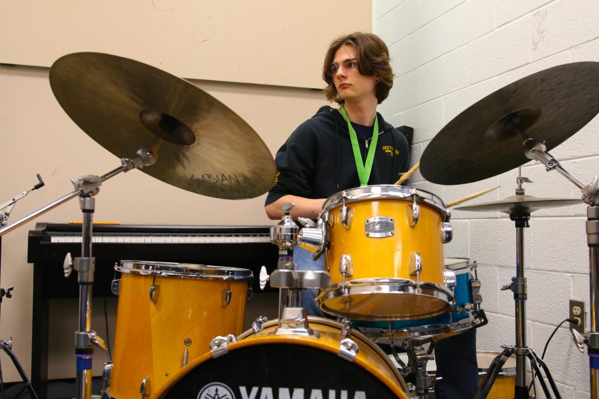 Vocal sophomore Levi Cowen plays the drums during the sophomores’ Battle of the Bands rehearsal. The sophomores had to perform songs from the techno genre.