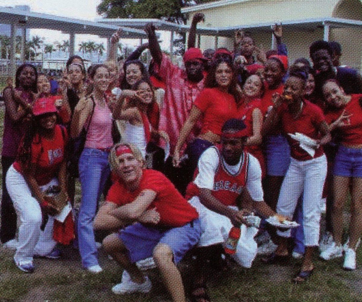 Seniors from the class of 2002 celebrated their Spirit Week win during Class Pride Day. (Photo by Veronica Frehm from the 2002 Marquee Yearbook)