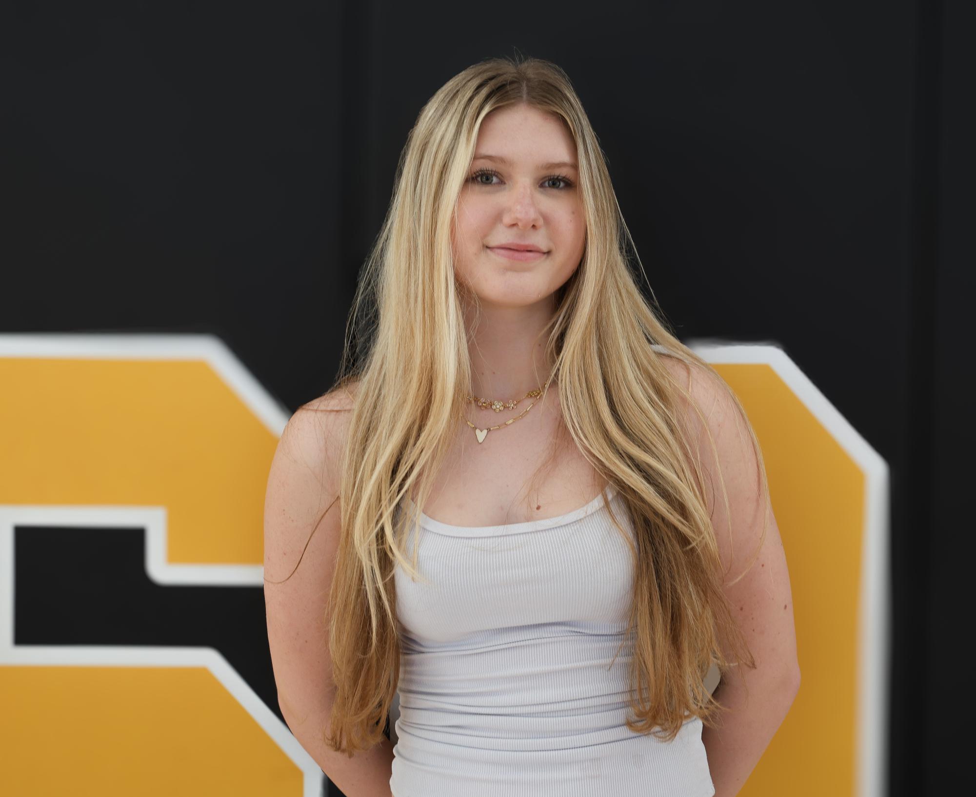 Headshot of theatre junior Erin Larsen.